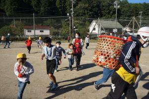 籠を背負い逃げる玉入れの画像