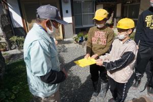 感謝の意を伝え招待状を送る児童らの画像