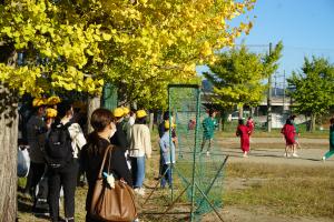 ソフトテニス部の活動を見学する児童らの画像