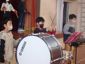 太鼓を担当する児童の画像