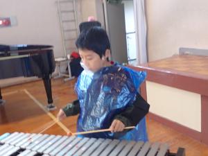 鉄琴を奏でる児童の画像