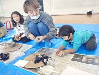 陶芸体験をする参加者の画像