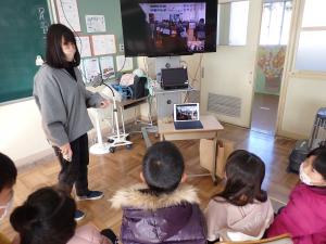 モニターの向こうは小木小学校の教室の画像