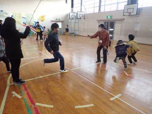 余裕の高学年の跳躍の画像