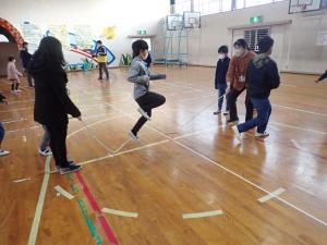 走り抜けるような跳躍の画像