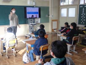 情報担当の先生の情報とモラル学習の授業画像