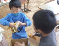 梱包作業する児童の画像