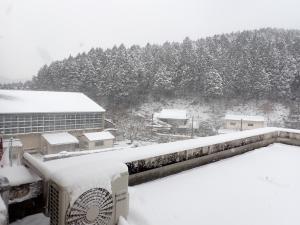 3階から向かいの山を望む積雪の画像