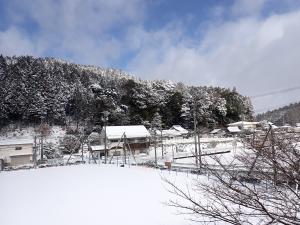 職員室外青空の見える景色の画像