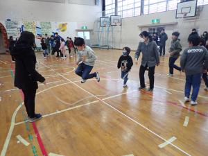 華麗に跳躍する児童の画像