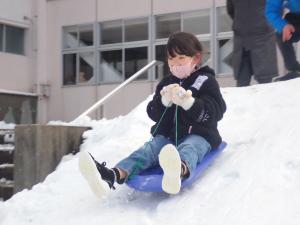 滑りだし、真剣な顔つきになる児童の画像