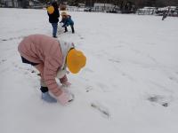 雪だるまの銅を転がす児の画像