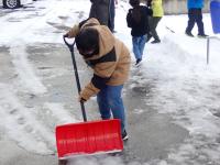 雪かきを手伝ってくれる児童の画像