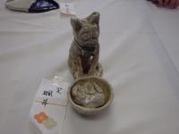 猫の置物と小鉢の画像