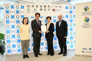 記念写真を撮る市長と世界首長誓約日本のスタッフ