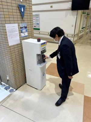 給水する人