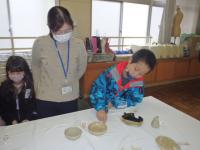 陶芸作品を鑑賞する児童らの画像