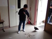 廊下を掃き掃除する卒業児童の画像
