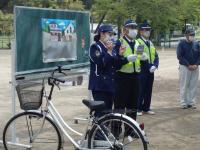 自転車教室で話をする講師らの画像