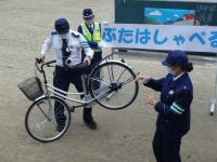 車両点検の手本を展示する指導員の画像