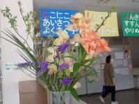 昇降口の花瓶に挿され花の画像