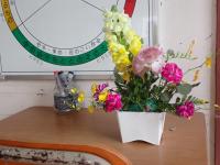 配膳室前に飾られた花瓶の花の画像