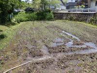 田圃に水を引き込んでいる画像