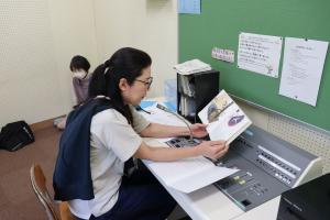 図書ボランティアさんによる給食時の読み聞かせ