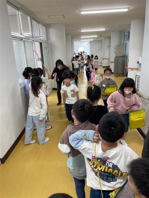 ろうかで、子どもたちが学校を探検する