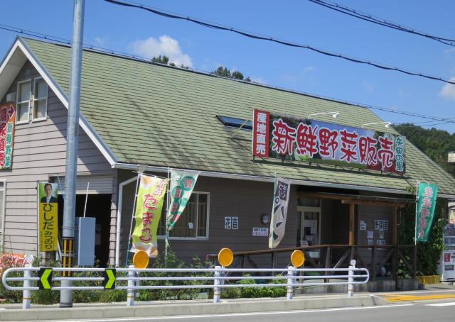 緑の屋根と、大きな看板が目印です。の画像