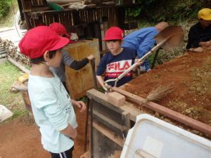 盛り土作業を交代する児童の画像