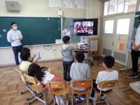 画面に向かって自己紹介をする児童の画像