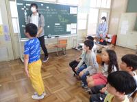 自己紹介を画面越しにする児童の画像
