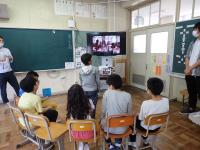 画面の向こうは交流学校の児童の画像