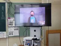 モニターに映し出された児童の画像