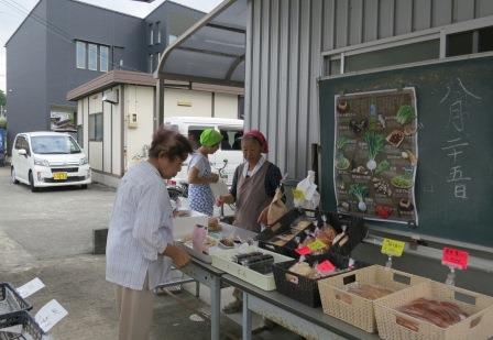 小さな店先にはたくさんの野菜や加工品が勢ぞろいの画像1