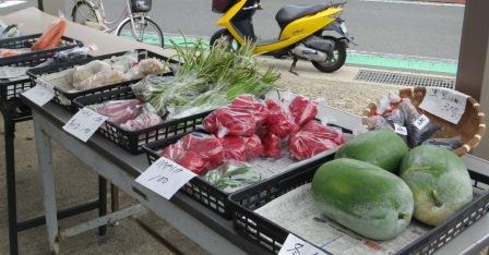 小さな店先にはたくさんの野菜や加工品が勢ぞろいの画像2