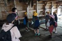 陸からの舟屋の仕組みを学ぶ児童らの画像