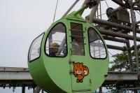 観覧車に乗る児童の画像