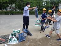 ビニール袋を回収する児童らの画像