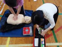 AED装着をするママさんコンビの画像