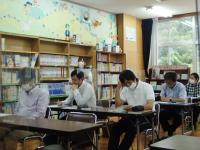 開会行事で座する先生らの画像