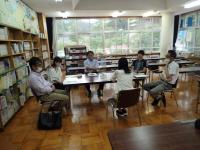 低学年分科会で車座する先生らの画像