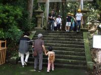 松尾神社鳥居の下の画像