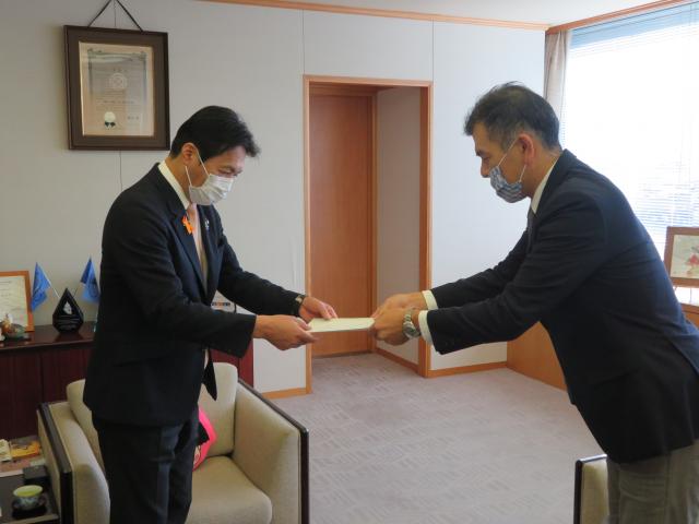 原田会長から桂川市長に答申書が手渡されました