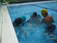 水中に潜水する児童を観る児童の画像