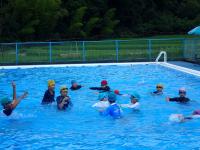 プール中央で遊泳を楽しむ児童らの画像