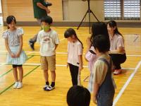 自己紹介する西別院児童の画像「