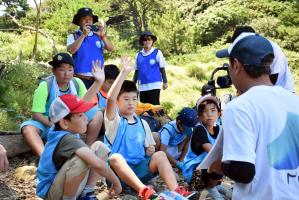 質問に手をあげて答える子どもたち