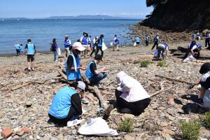 海岸に散らばる参加者